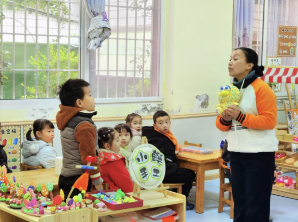 学着大人的模样幼嫩的声音里充满了卖家小摊主们自傲和期待 学着大人的模样幼嫩的声音里充满了卖家小摊主们自傲和期待