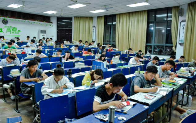 构建职业教育升学立交桥夯实产业集群高质量开展的技能人才之基 构建职业教育升学立交桥夯实产业集群高质量开展的技能人才之基